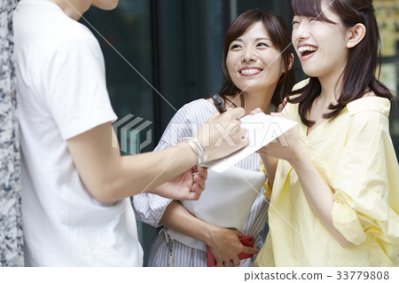 風扇女人得到一個標誌 33779808