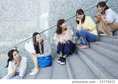 Women in line 33779815