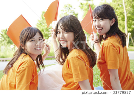 有旗子的一名婦女 33779857