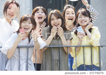 參加活動的婦女 33779879