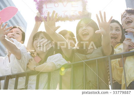 Women participating in the event 33779887