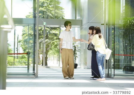 Fan woman who chases 33779892