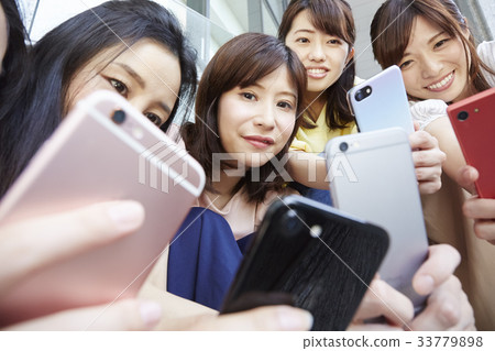 拿著智能手機的婦女 33779898