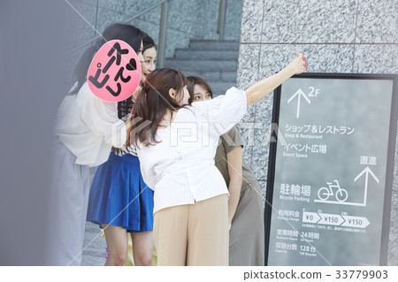 Women who take a selfie Women who take a selfie 33779903