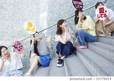 Women participating in the event 33779914