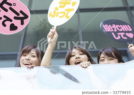 參加活動的婦女 33779935