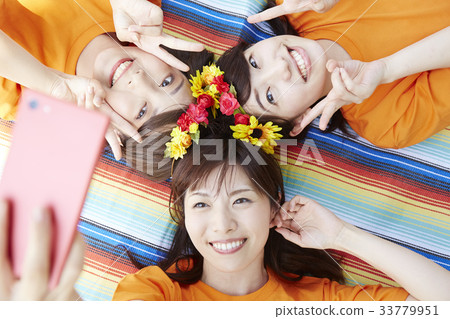 Women who take a selfie 33779951
