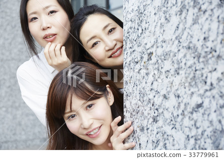 Fan woman who chases 33779961