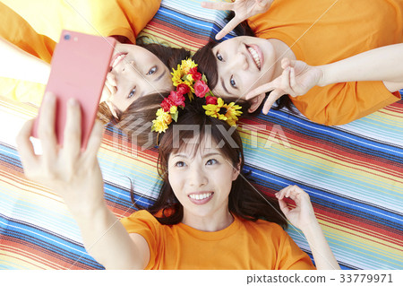 Women who take a selfie Women who take a selfie 33779971