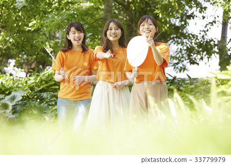 參加活動的婦女 33779979