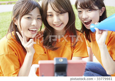 Women who take a selfie Women who take a selfie 33779981