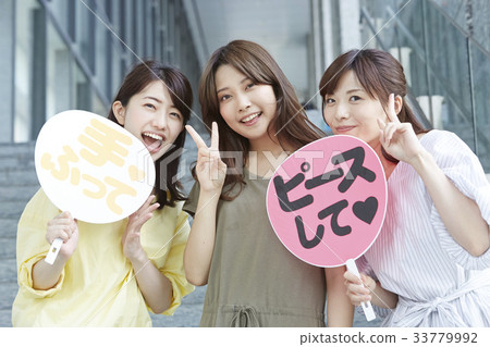 Women participating in the event 33779992