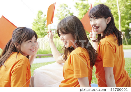 有旗子的一名婦女 有旗子的一名婦女 33780001