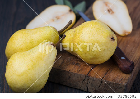 Pears 33780592