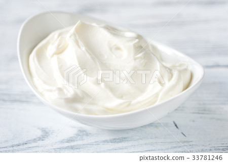 Bowl of Greek yogurt 33781246