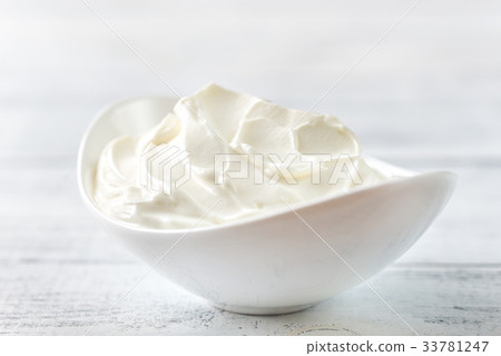 Bowl of Greek yogurt 33781247