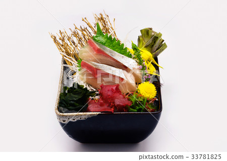 Hamachi sashimi in black bowl 33781825