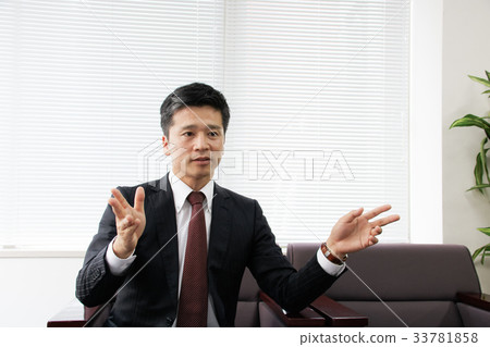 Business scene Businessman giving a presentation 33781858