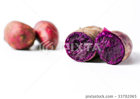 Cooked purple potato isolated 33782065