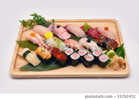 Mixed sushi set in brown wooden tray 33782452