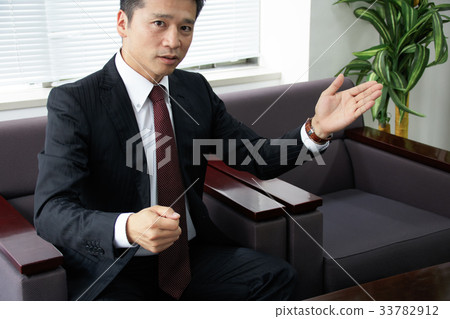 給介紹的企業場面商人 給介紹的企業場面商人 33782912