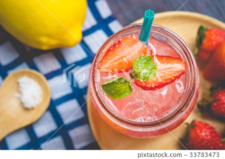 Strawberry juice and lemon soda juice mixed 33783473