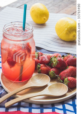 Strawberry juice and lemon soda juice mixed 33783490