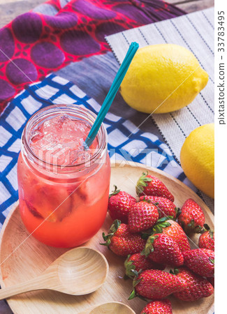 Strawberry juice and lemon soda juice mixed 33783495
