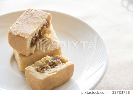 Pineapple cake 33783738