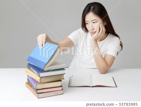 Young woman 33783995