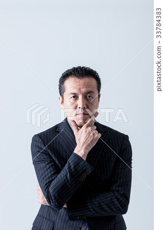 Man in suit middle 33784383