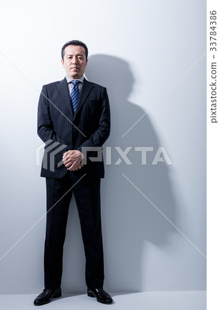西裝中間的男人 33784386