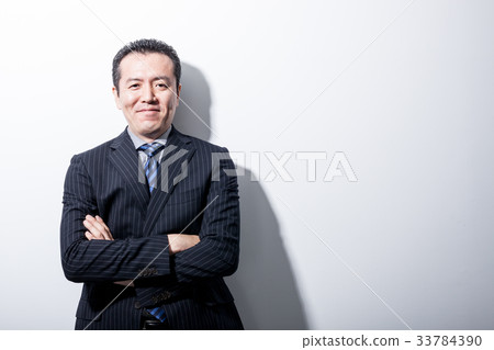 Man in suit middle 33784390