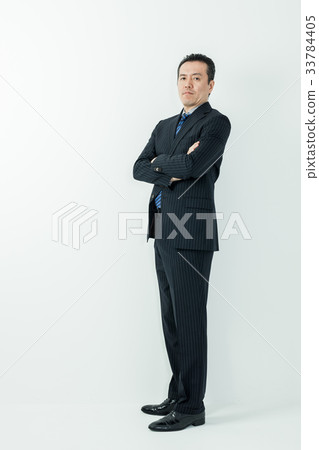 Man in suit middle 33784405