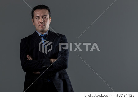 Man in suit middle 33784423