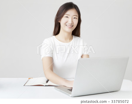 Young woman 33785072