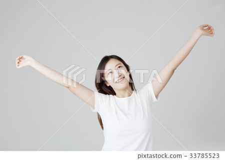 Young woman 33785523