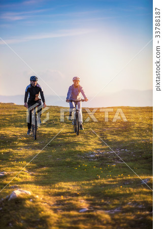 Happy mountainbike couple outdoors have fun 33788187