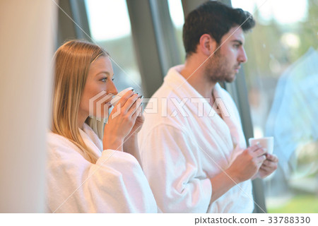 Couple enjoying wellness weekend and spa 33788330