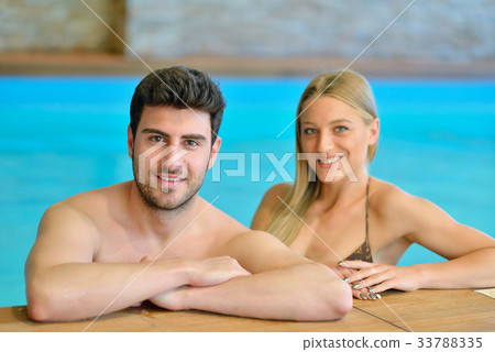 Couple enjoying wellness weekend and spa 33788335