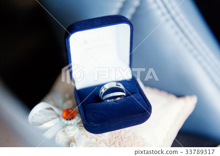 wedding rings close up 33789317