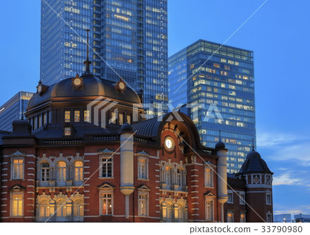 The south dome of Tokyo Station Marunouchi Station building and skyscrapers and Twilight 33790980