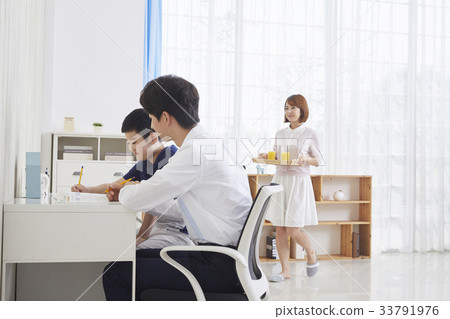 老師,小學學生,母親,教育,輔導,導師 老師,小學學生,母親,教育,輔導,導師 33791976