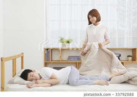 Mom, elementary school student, children, family, weather Mom, elementary school student, children, family, weather 33792088