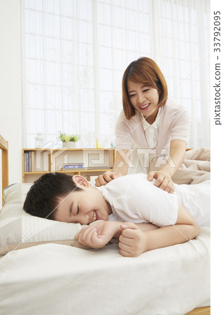 Mom, elementary school student, children, family, weather 33792095