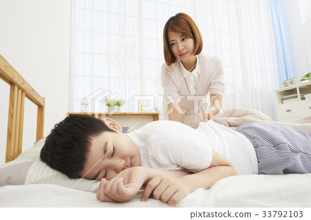 媽媽,小學生,孩子,家庭,天氣 媽媽,小學生,孩子,家庭,天氣 33792103