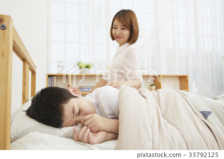 媽媽,小學生,孩子,家庭,天氣 媽媽,小學生,孩子,家庭,天氣 33792125