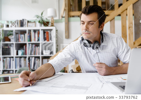 Young businessman in office 33793762