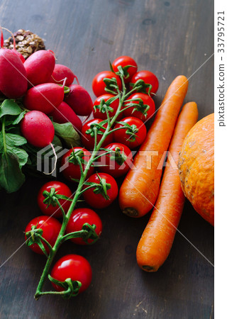 organic vegetables 33795721