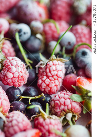 frozen berries 33796073